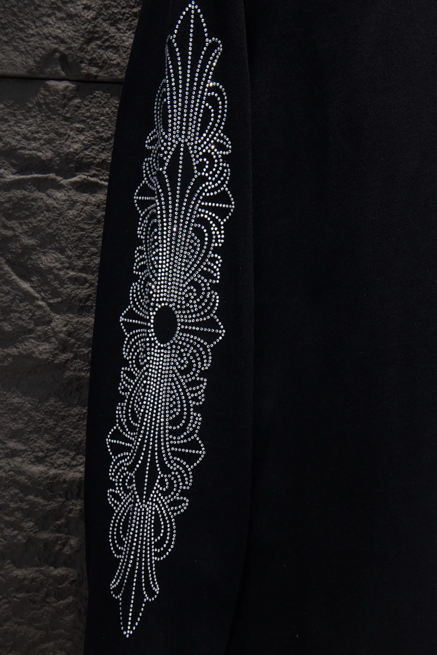 P230 🆕Chrome Hearts os version is really charming and Chrome Hearts is really a must-have. Each season's new version is made to the extreme. It is very practical and can be worn casually. Nice✔️ - ⚠️100% cotton. It is made of 21 double yarns, 300g weight fabric and imported knitted carded cotton. It has moderate thickness, drape and contour, and the upper body is comfortable! ! It is very tolerant to fat body types and can instantly lose five pounds after wearing it!  Specially ordered many Austrian hot diamonds, which have the bling bling effect of natural crystals under the light, with multi-faceted reflective points, and the production cost is extremely high. The laser molding includes a computer engraving machine and a laser machine, which are accurate in units of particles. Finally, it is hot and set at high temperature. After the hot ironing, the firmness needs to be tested repeatedly on the hot stamping. It can show colorful reflections under the light. The collar webbing extends to the shoulders for reinforcement, and the stitching at the joints. The hem and cuffs are all made with 0.2mm gauge double-thread turning. They are carefully produced at a high cost. The attitude of making goods with a magnifying glass restores the quality and effect of the product. The full set of customized accessories is only used to present every detail to customers. Film printing, 50,000 positioning, is very time-consuming. The body is treated with hot diamond elements, which greatly increases the interest of the clothing; unique visual effects. After special treatment, a unique effect is formed. An irregular hem is added to the version. This year's Kroxin is the main version. In the past two years, the oversize version has become the focus of the trend and has been a popular staple in the past two years. The change of designers has made this brand an instant hit. The progressive fashion of the times also needs the blood impact of fresh elements and trendy designs in order to continue its glory! It’s stylish both inside and outside, a must-have for high street travel! An absolute "eye-catching style" that can match couples 💏 Color: Black White Size: S M L XL